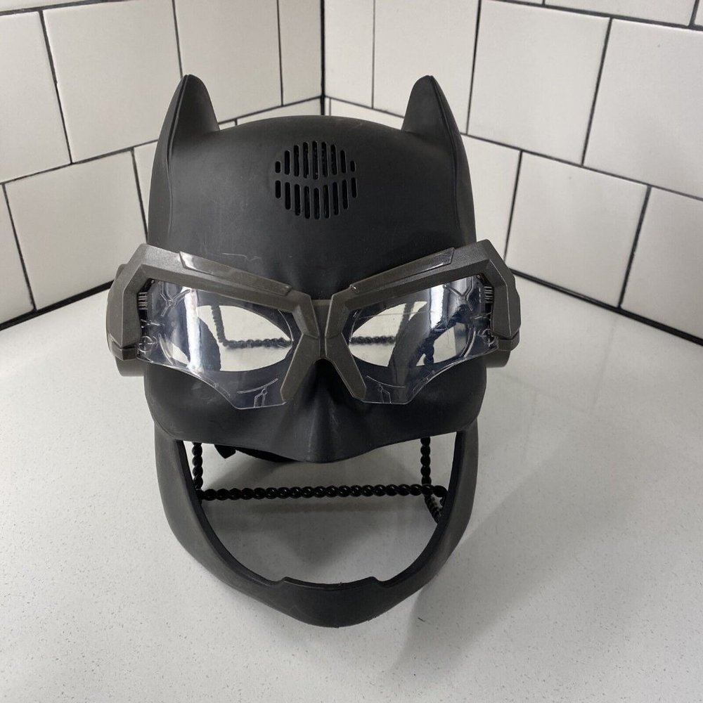 2017 DC Comics Batman Talking Voice Changer Mask with Lights and Sounds